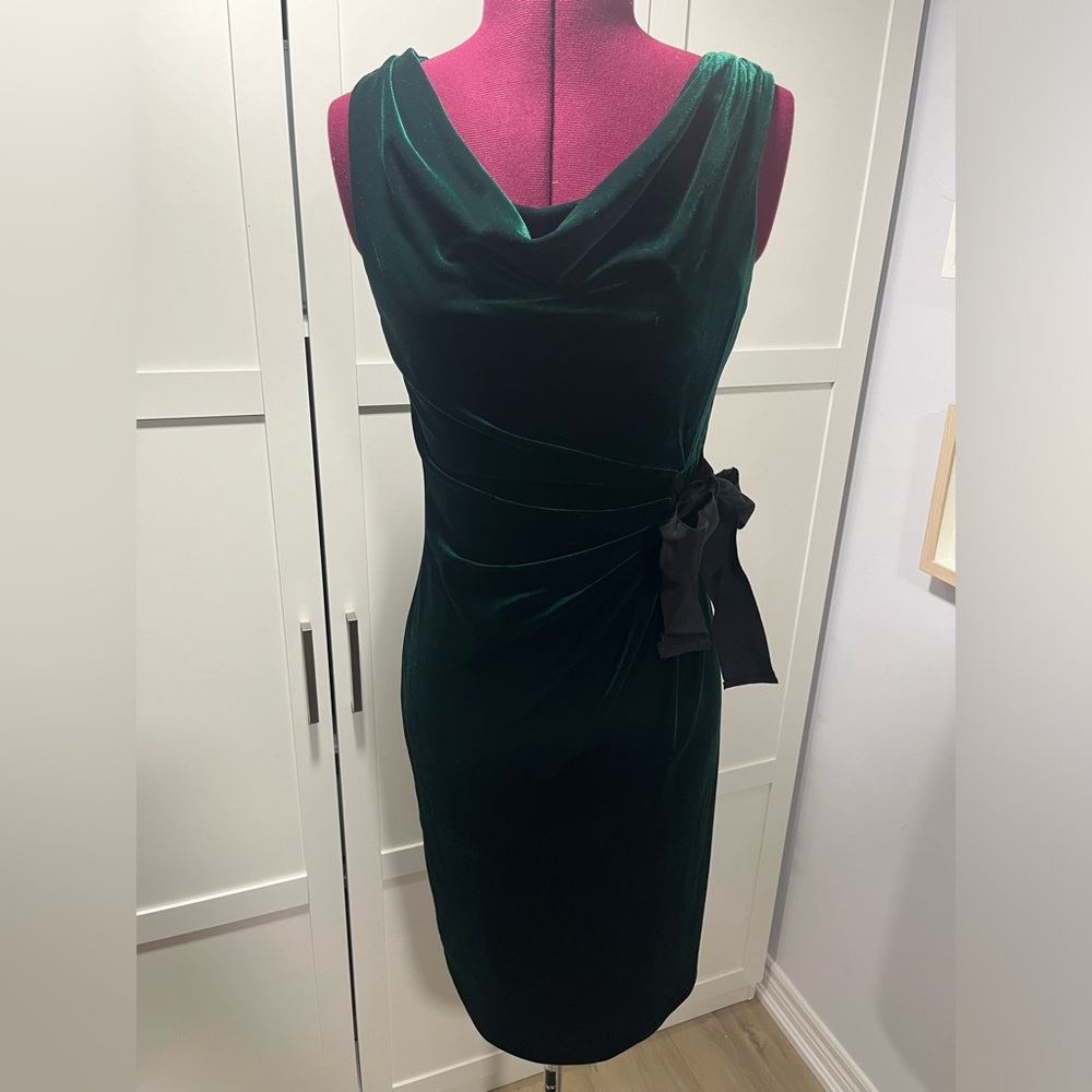 Elegant Green Velvet Midi Dress with Bow